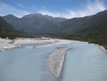 Bleuweisses Wasser in einem Fluss an der West Coast (NZ)